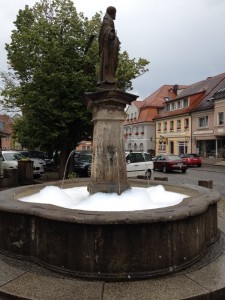 Petrusbrunnen Schlüsselfeld Schaum zum Baden Schaumschläger