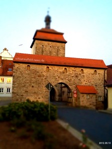 Stadttor Schlüsselfeld beim Spazierengehen am Abend