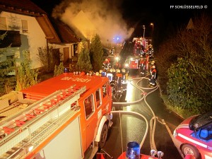 Feuerwehr Feuerwehreinsatz 15122014 600b Schlüsselfeld Hausbrand Garage Brand Feuer Haus Wohnhausbrand