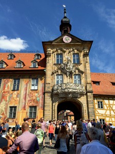 Foto Bild Fotos Bilder Sandkerwa Bamberg 2015 Altes Rathaus Brücke Basanese Eisdiele Sandkirchweih August Denkmalschutz