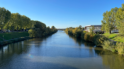 Fluss Regnitz in Bamberg mit Brücke