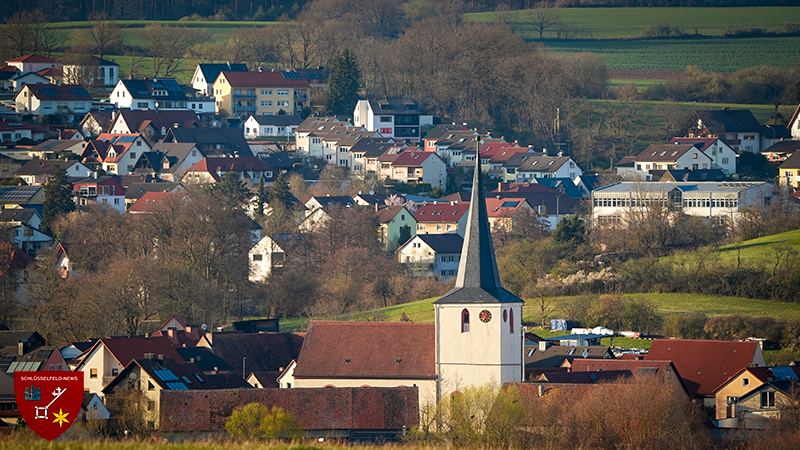 St Bartholomäus Kirche in Thüngfeld Aufnahme mit Teleobjektiv. Im Hintergrund sieht man Schlüsselfeld - Die Schule und das Berggebiet